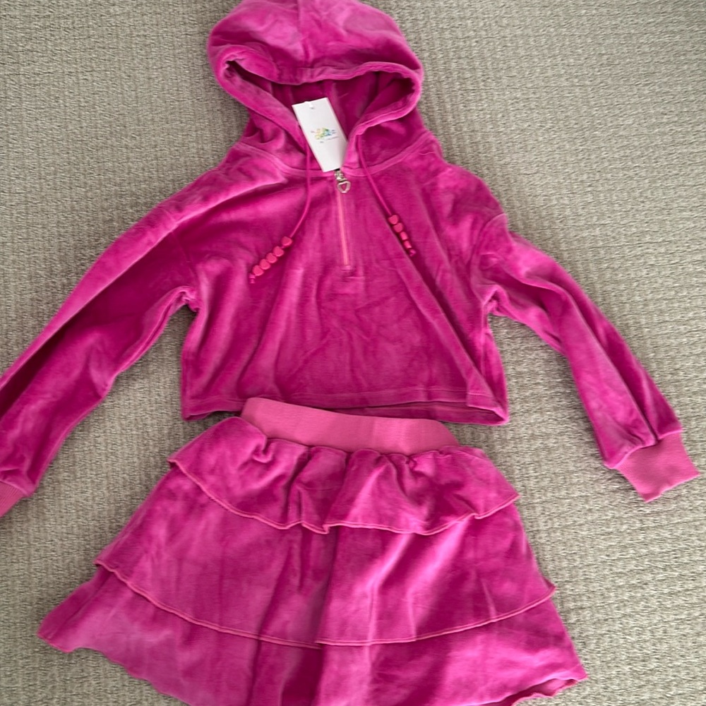 Lola the boys outfit
Size 6
NWT